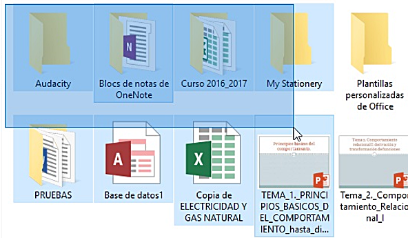 Imagen de varias carpetas y varias de ellas que están seguidas, están seleccionadas.